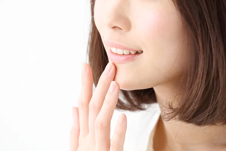歯を削らずに白く美しくします